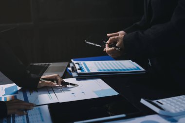 İş adamlarıyla takım çalışması toplantı odasındaki masabaşı analizi grafiğine mal oldu. Çift pozlama başarılı takım çalışması, iş planlama kavramı.