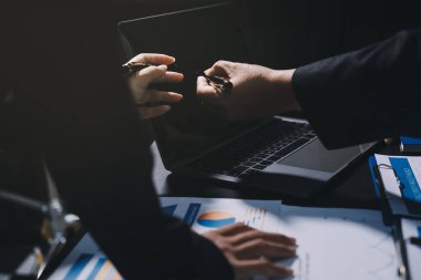 İş adamlarıyla takım çalışması toplantı odasındaki masabaşı analizi grafiğine mal oldu. Çift pozlama başarılı takım çalışması, iş planlama kavramı.