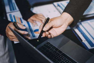 İş adamlarıyla takım çalışması toplantı odasındaki masabaşı analizi grafiğine mal oldu. Çift pozlama başarılı takım çalışması, iş planlama kavramı.