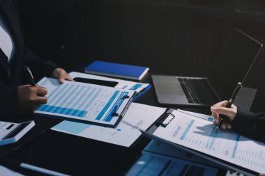 İş adamlarıyla takım çalışması toplantı odasındaki masabaşı analizi grafiğine mal oldu. Çift pozlama başarılı takım çalışması, iş planlama kavramı.