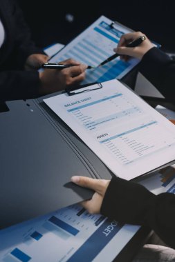 İş adamlarıyla takım çalışması toplantı odasındaki masabaşı analizi grafiğine mal oldu. Çift pozlama başarılı takım çalışması, iş planlama kavramı.