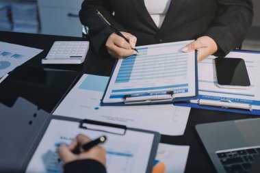 İş adamlarıyla takım çalışması toplantı odasındaki masabaşı analizi grafiğine mal oldu. Çift pozlama başarılı takım çalışması, iş planlama kavramı.