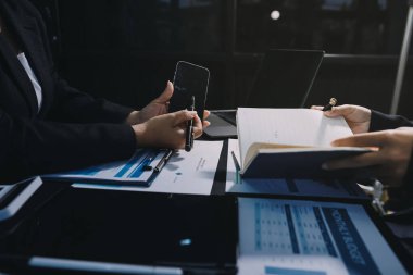 İş adamlarıyla takım çalışması toplantı odasındaki masabaşı analizi grafiğine mal oldu. Çift pozlama başarılı takım çalışması, iş planlama kavramı.