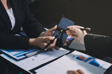 İş adamlarıyla takım çalışması toplantı odasındaki masabaşı analizi grafiğine mal oldu. Çift pozlama başarılı takım çalışması, iş planlama kavramı.