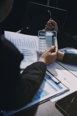 İş adamlarıyla takım çalışması toplantı odasındaki masabaşı analizi grafiğine mal oldu. Çift pozlama başarılı takım çalışması, iş planlama kavramı.