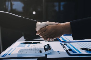 İş birleşme ve satın alma, başarılı müzakere, tokalaşma, ortaklık ve iş anlaşması konseptine ortak olmak için iki iş adamı el sıkışması.