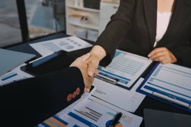 İş birleşme ve satın alma, başarılı müzakere, tokalaşma, ortaklık ve iş anlaşması konseptine ortak olmak için iki iş adamı el sıkışması.