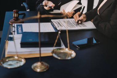 Adalet avukatları, takım elbiseli iş kadını ya da belge üzerinde çalışan bir avukat. Hukuk hukuku, tavsiye ve adalet kavramı.