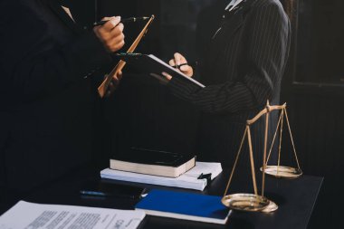 Adalet avukatları, takım elbiseli iş kadını ya da belge üzerinde çalışan bir avukat. Hukuk hukuku, tavsiye ve adalet kavramı.