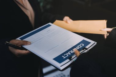 Adalet avukatları, takım elbiseli iş kadını ya da belge üzerinde çalışan bir avukat. Hukuk hukuku, tavsiye ve adalet kavramı.