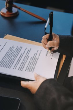 Adalet avukatları, takım elbiseli iş kadını ya da belge üzerinde çalışan bir avukat. Hukuk hukuku, tavsiye ve adalet kavramı.