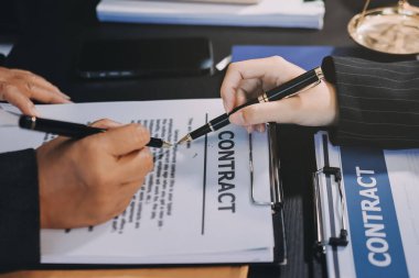 Adalet avukatları, takım elbiseli iş kadını ya da belge üzerinde çalışan bir avukat. Hukuk hukuku, tavsiye ve adalet kavramı.