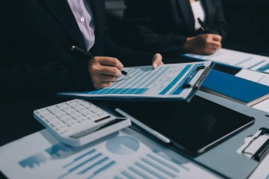 İş adamlarıyla takım çalışması toplantı odasındaki masabaşı analizi grafiğine mal oldu. Çift pozlama başarılı takım çalışması, iş planlama kavramı.