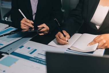 İş adamlarıyla takım çalışması toplantı odasındaki masabaşı analizi grafiğine mal oldu. Çift pozlama başarılı takım çalışması, iş planlama kavramı.