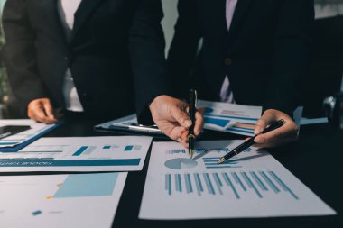 İş adamlarıyla takım çalışması toplantı odasındaki masabaşı analizi grafiğine mal oldu. Çift pozlama başarılı takım çalışması, iş planlama kavramı.