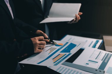 İş adamlarıyla takım çalışması toplantı odasındaki masabaşı analizi grafiğine mal oldu. Çift pozlama başarılı takım çalışması, iş planlama kavramı.