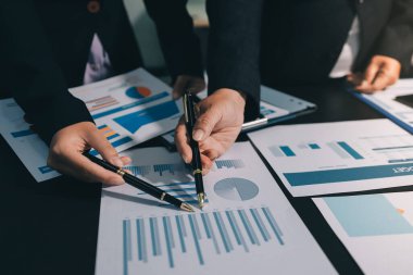 İş adamlarıyla takım çalışması toplantı odasındaki masabaşı analizi grafiğine mal oldu. Çift pozlama başarılı takım çalışması, iş planlama kavramı.