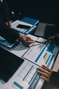 İş adamlarıyla takım çalışması toplantı odasındaki masabaşı analizi grafiğine mal oldu. Çift pozlama başarılı takım çalışması, iş planlama kavramı.