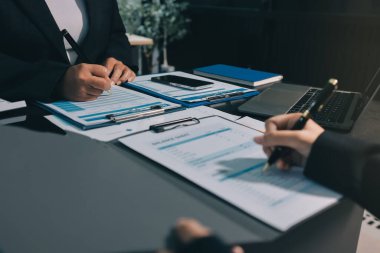 İş adamlarıyla takım çalışması toplantı odasındaki masabaşı analizi grafiğine mal oldu. Çift pozlama başarılı takım çalışması, iş planlama kavramı.