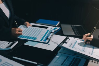 İş adamlarıyla takım çalışması toplantı odasındaki masabaşı analizi grafiğine mal oldu. Çift pozlama başarılı takım çalışması, iş planlama kavramı.