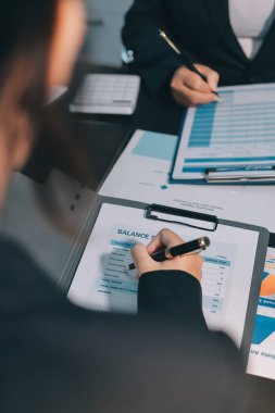 İş adamlarıyla takım çalışması toplantı odasındaki masabaşı analizi grafiğine mal oldu. Çift pozlama başarılı takım çalışması, iş planlama kavramı.