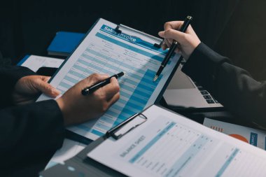 İş adamlarıyla takım çalışması toplantı odasındaki masabaşı analizi grafiğine mal oldu. Çift pozlama başarılı takım çalışması, iş planlama kavramı.