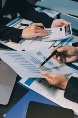 İş adamlarıyla takım çalışması toplantı odasındaki masabaşı analizi grafiğine mal oldu. Çift pozlama başarılı takım çalışması, iş planlama kavramı.