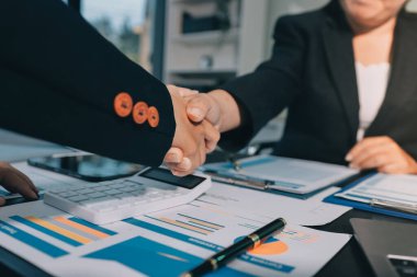 İş birleşme ve satın alma, başarılı müzakere, tokalaşma, ortaklık ve iş anlaşması konseptine ortak olmak için iki iş adamı el sıkışması.