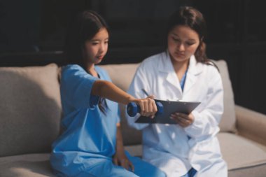 Tanımlanamayan fiziksel terapi sırasında mavi el ağırlığı kullanır