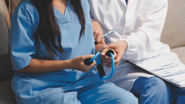 Tanımlanamayan fiziksel terapi sırasında mavi el ağırlığı kullanır