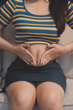 Şişman karnına dokunup sıkarken çekilmiş bir fotoğraf..