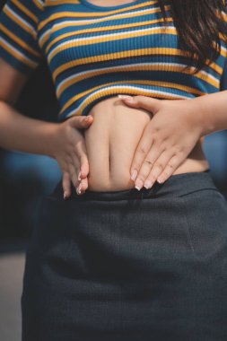 Şişman karnına dokunup sıkarken çekilmiş bir fotoğraf..