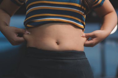 Şişman karnına dokunup sıkarken çekilmiş bir fotoğraf..