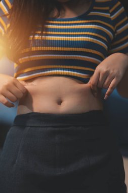 Şişman karnına dokunup sıkarken çekilmiş bir fotoğraf..