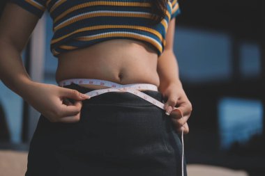 Şişman karnına dokunup sıkarken çekilmiş bir fotoğraf..