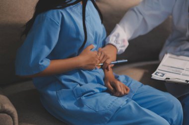 Sağlık, Doktor Teknolojisi, X-Ray Analizi için Tıbbi Ekip Dijital Tablet Kullanıyor.