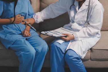 Sağlık, Doktor Teknolojisi, X-Ray Analizi için Tıbbi Ekip Dijital Tablet Kullanıyor.