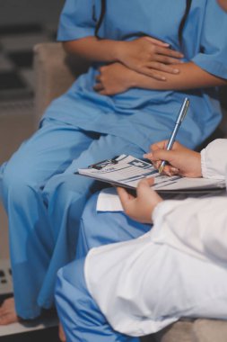 Sağlık, Doktor Teknolojisi, X-Ray Analizi için Tıbbi Ekip Dijital Tablet Kullanıyor.