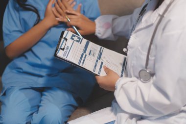 Sağlık, Doktor Teknolojisi, X-Ray Analizi için Tıbbi Ekip Dijital Tablet Kullanıyor.