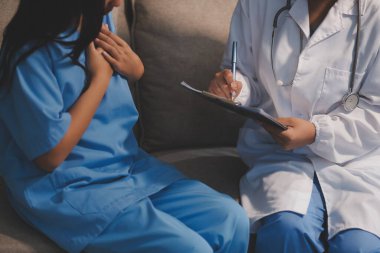 Sağlık, Doktor Teknolojisi, X-Ray Analizi için Tıbbi Ekip Dijital Tablet Kullanıyor.