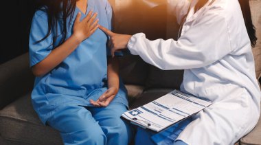 Sağlık, Doktor Teknolojisi, X-Ray Analizi için Tıbbi Ekip Dijital Tablet Kullanıyor.