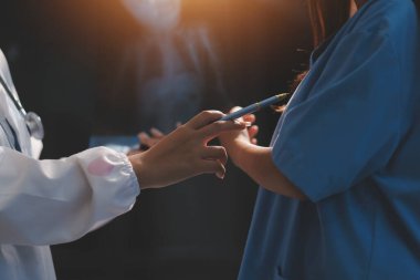 Sağlık, Doktor Teknolojisi, X-Ray Analizi için Tıbbi Ekip Dijital Tablet Kullanıyor.