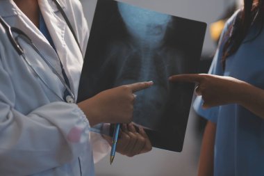 Sağlık, Doktor Teknolojisi, X-Ray Analizi için Tıbbi Ekip Dijital Tablet Kullanıyor.