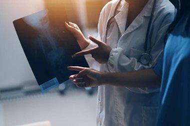 Sağlık, Doktor Teknolojisi, X-Ray Analizi için Tıbbi Ekip Dijital Tablet Kullanıyor.