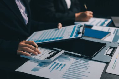 İş adamlarıyla takım çalışması toplantı odasındaki masabaşı analizi grafiğine mal oldu. Çift pozlama başarılı takım çalışması, iş planlama kavramı.