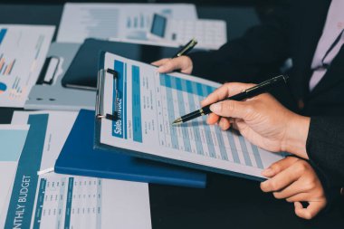 İş adamlarıyla takım çalışması toplantı odasındaki masabaşı analizi grafiğine mal oldu. Çift pozlama başarılı takım çalışması, iş planlama kavramı.