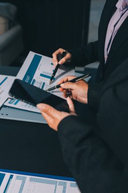 İş adamlarıyla takım çalışması toplantı odasındaki masabaşı analizi grafiğine mal oldu. Çift pozlama başarılı takım çalışması, iş planlama kavramı.