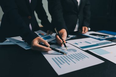 İş adamlarıyla takım çalışması toplantı odasındaki masabaşı analizi grafiğine mal oldu. Çift pozlama başarılı takım çalışması, iş planlama kavramı.