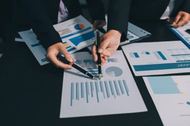 İş adamlarıyla takım çalışması toplantı odasındaki masabaşı analizi grafiğine mal oldu. Çift pozlama başarılı takım çalışması, iş planlama kavramı.