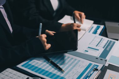 İş adamlarıyla takım çalışması toplantı odasındaki masabaşı analizi grafiğine mal oldu. Çift pozlama başarılı takım çalışması, iş planlama kavramı.